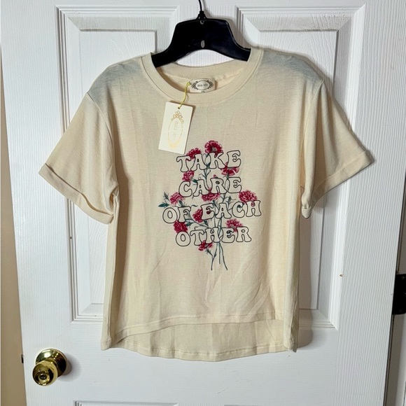 **New** Joyfolie Gardenia Graphic Tee with Floral Design - Picture 4 of 7